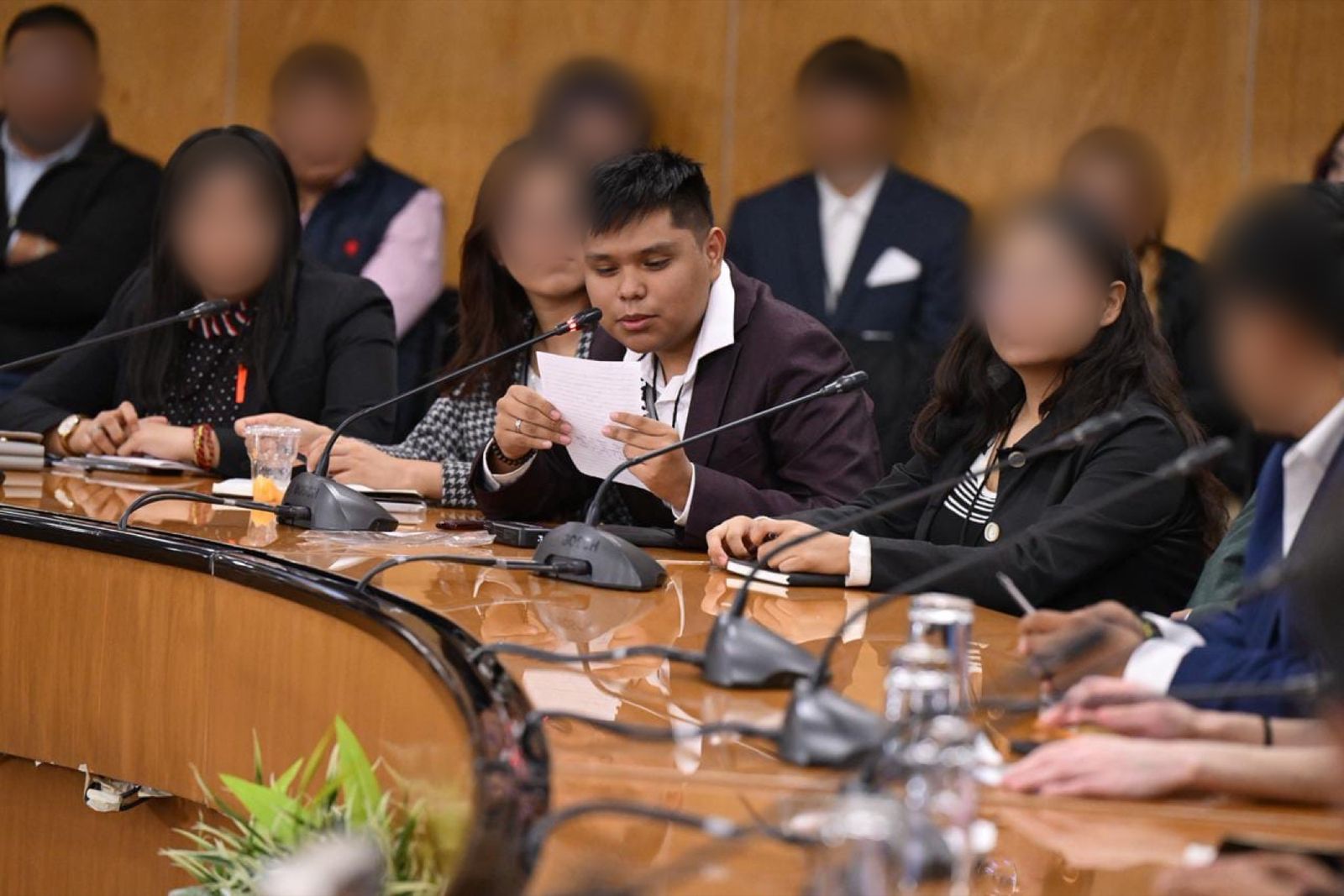 Jehosua leyendo su intervención en un foro juvenil en la Cámara de Diputados